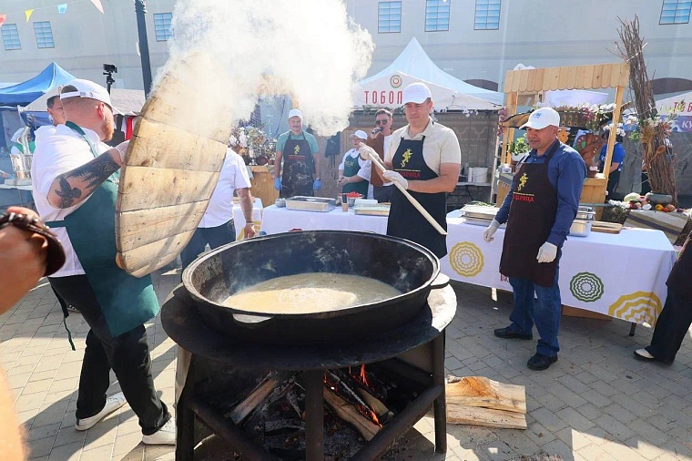 На фестивале "Уха-Царица" тоболяки и гости города съели 17 котлов ухи