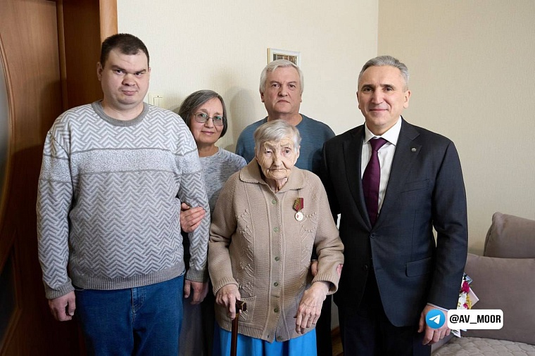 В Сорокинском районе Александр Моор вручил труженице тыла Августе Мышкиной медаль к 80-летию Победы