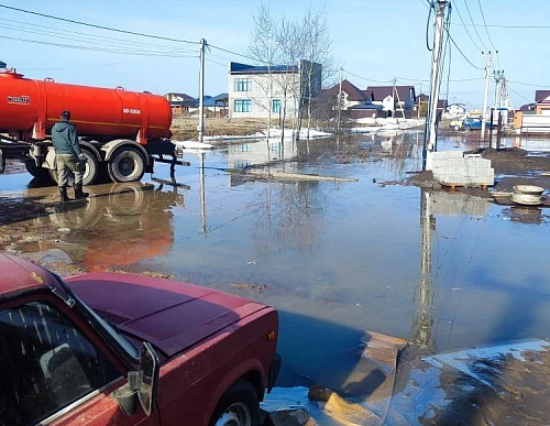 В двух округах Тюменской области ведут борьбу с подтоплениями