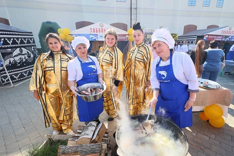 На фестивале "Уха-Царица" тоболяки и гости города съели 17 котлов ухи