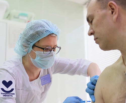 Глава Тобольска Пётр Вагин поставил прививку от клещевого энцефалита