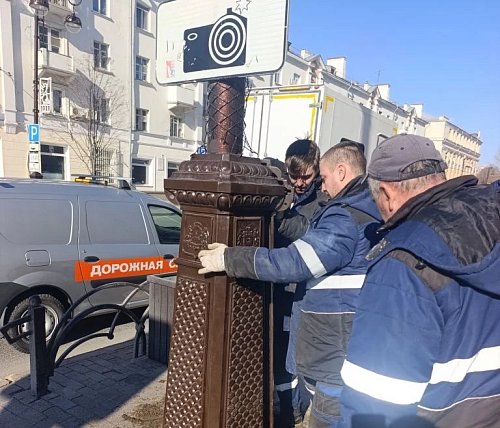 В центре Тюмени устанавливают новые тумбы опор освещения с соболем, лисой и дощаником