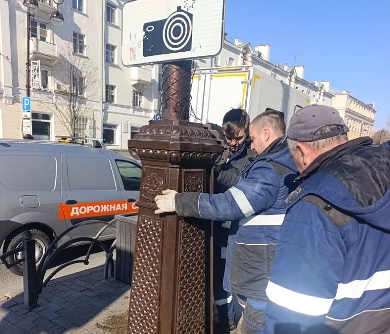 В центре Тюмени устанавливают новые тумбы опор освещения с соболем, лисой и дощаником