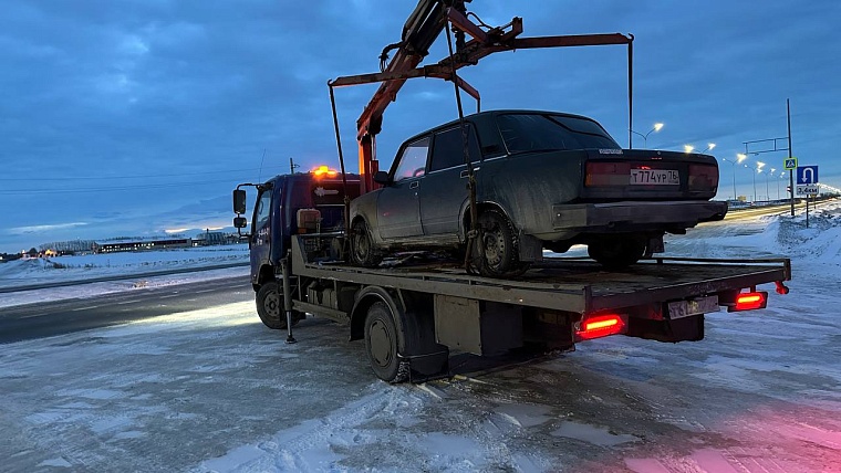 Пил водку с товарищем: на тюменской трассе задержали пьяного водителя, ехавшего на работу