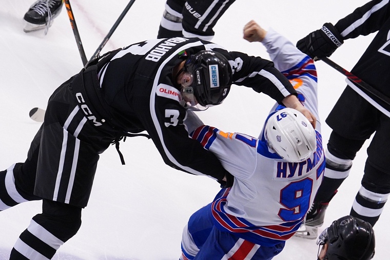 Матч между тюменским «Рубином» и «СКА-ВМФ» начался с драки, есть видео