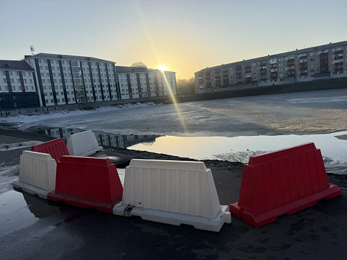 В Тюмени у Утиного пруда образовался провал на тротуаре