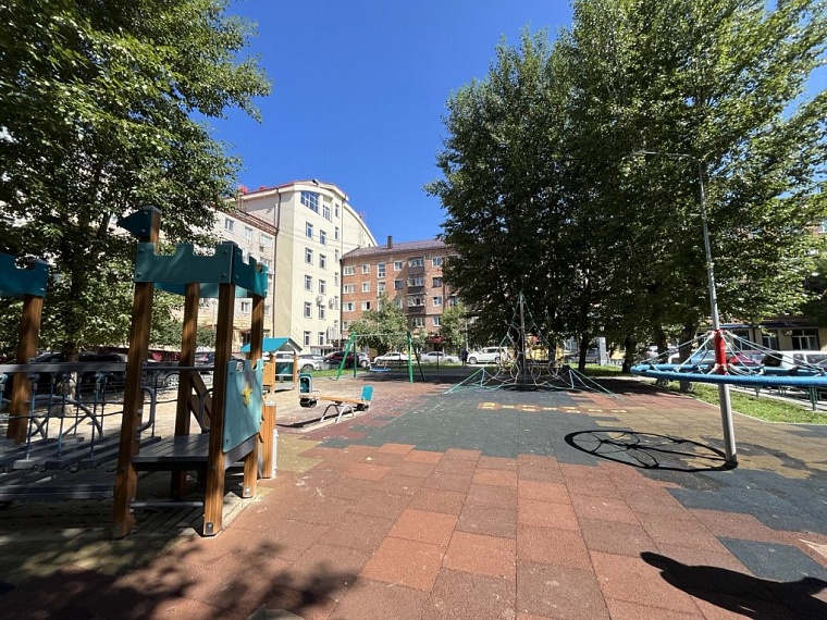 Тюменский дом с памятником кондуктору борется за победу во всероссийском конкурсе