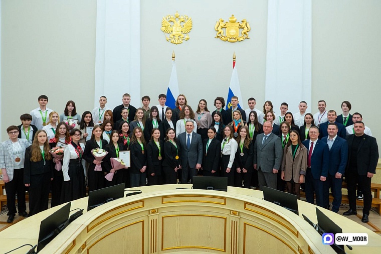 Грамотные, целеустремленные профессионалы: Александр Моор встретился с участниками профсоревнований