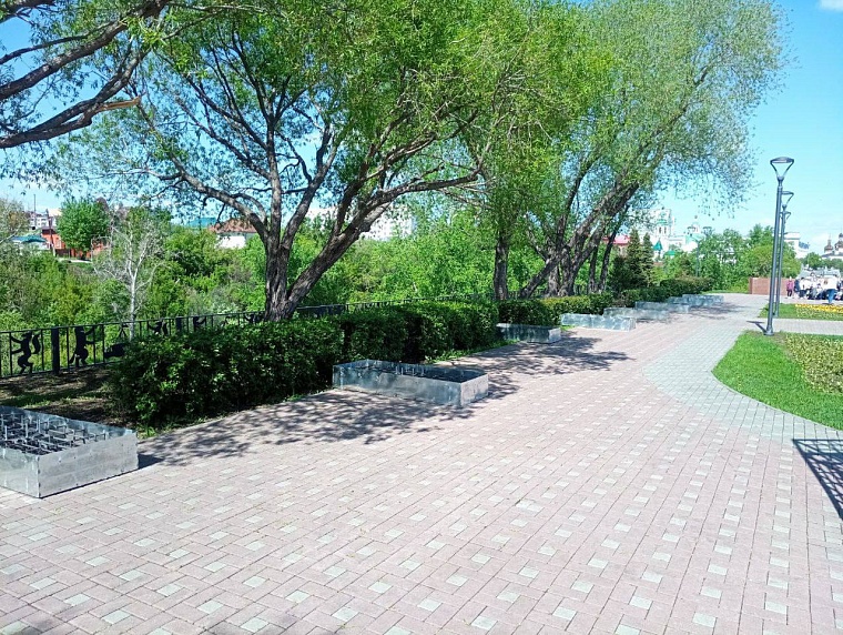 На Исторической площади в Тюмени поставят скамейки и качели