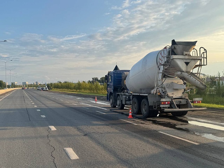 На объездной в Тюмени грузовик врезался в иномарку