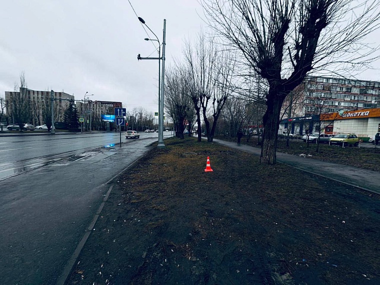 Отказали тормоза: на газоне ул. Республики в Тюмени "Хонда" сбила ребенка