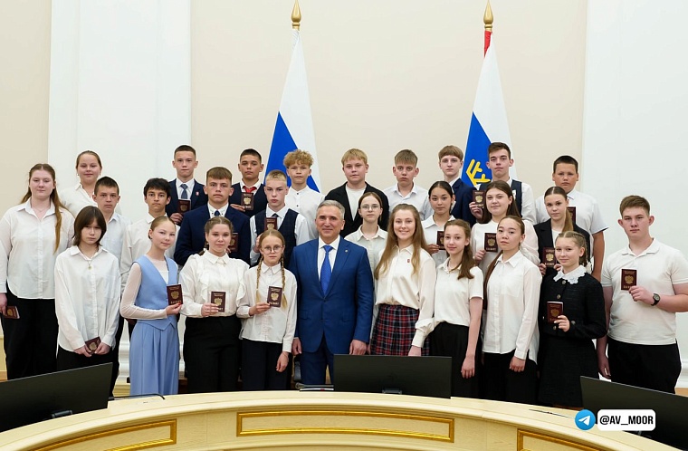 Александр Моор вручил первые паспорта 26 юным жителям Тюменской области