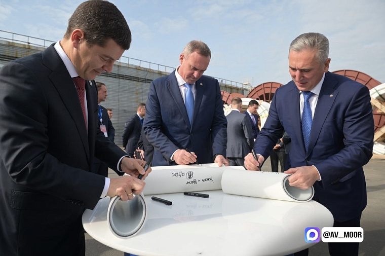 Александр Моор: Желаю югорчанам и ямальцам здоровья, благополучия и больших профессиональных успехов