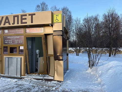 В Тобольске водитель въехал в общественный туалет и скрылся с места происшествия