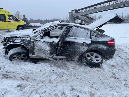 В съехавшей в кювет BMW на трассе Екатеринбург - Тюмень пострадали двое детей