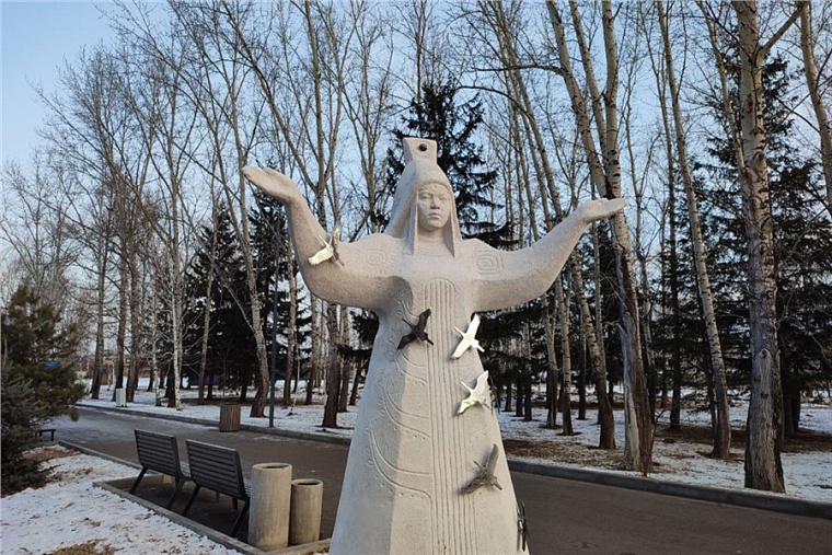 В Красноярске установили необычный арт-объект «Мать-природа»