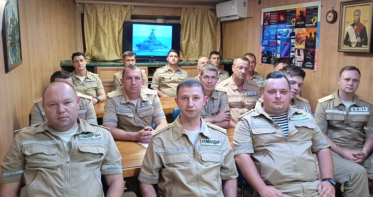 Моряки сторожевого корабля "Ладный" поздравили тюменцев с Днем Военно-Морского Флота