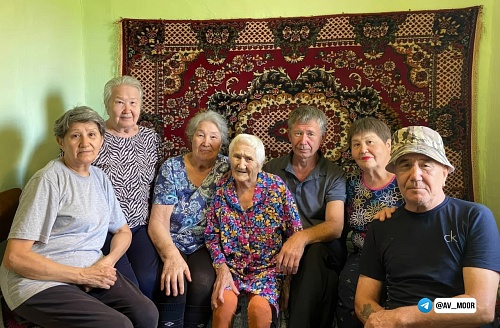 Александр Моор поздравил со 100-летием тюменку Александру Бургустину