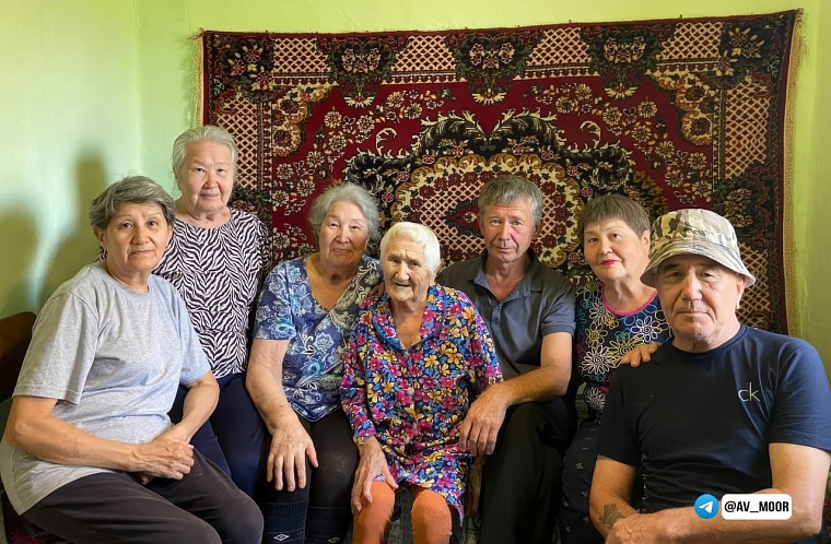 Александр Моор поздравил со 100-летием тюменку Александру Бургустину