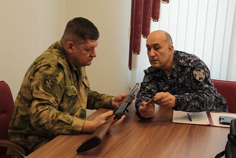 Тюменцы передают личное оружие участникам спецоперации