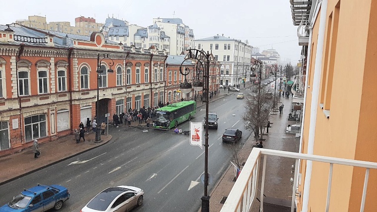 В Тюмени упавший из-за ДТП столб перегородил улицу Республики