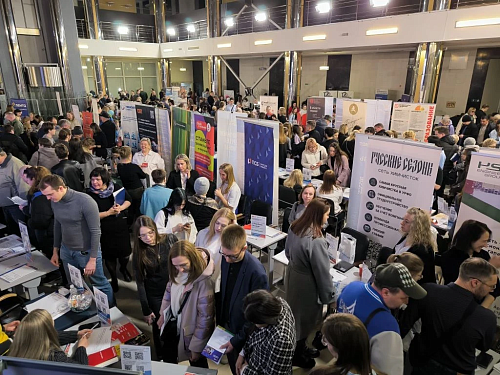 На ярмарке вакансий в Тюменской области каждый четвертый получил предложение о работе