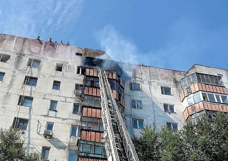 В Тюмени эвакуировали жителей многоэтажки на Депутатской из-за пожара