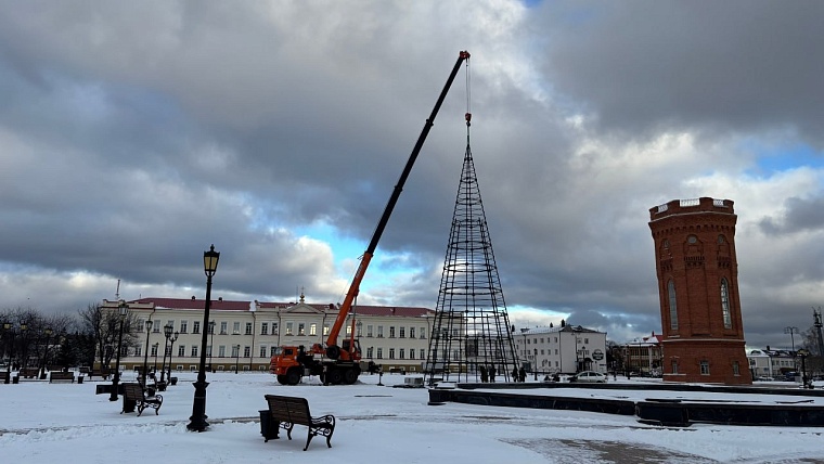 В Тобольске устанавливают главную новогоднюю елку