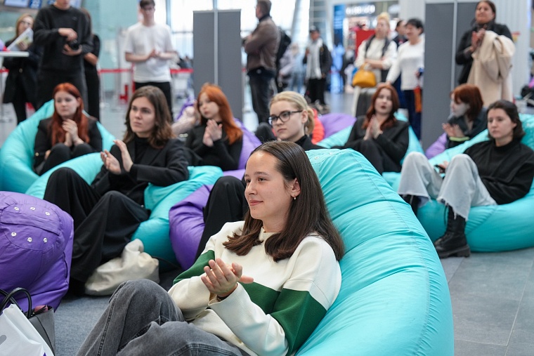 Кинозал ожидания в Пулково: тюменский инклюзивный проект от «Ноль Плюс» объединил пассажиров