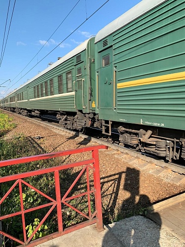 В Тюменской области два пассажира решили пролезть под вагоном, чтобы успеть на поезд