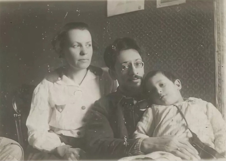 С женой и младшей дочерью Верой