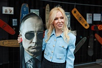 Екатерине Мизулиной подарили сноуборд с изображением Владимира Путина