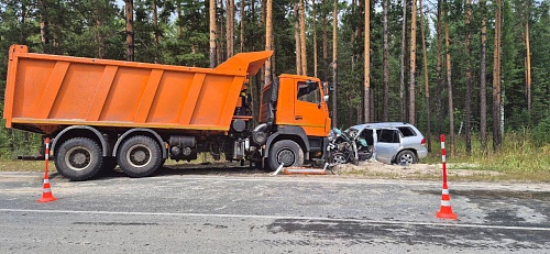 Под Тюменью у самосвала лопнуло колесо, пострадали четыре человека из другой машины