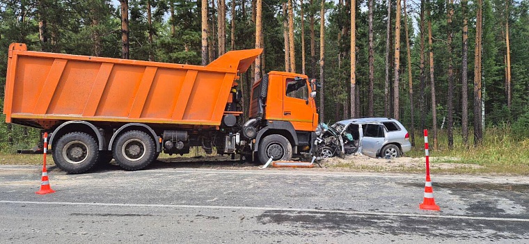 Под Тюменью у самосвала лопнуло колесо, пострадали четыре человека из другой машины