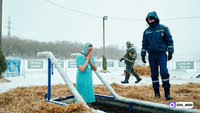 "Пусть вера и доброта помогают преодолеть любые невзгоды": Александр Моор поздравил тюменцев с Крещением