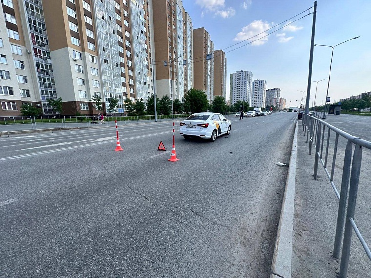 Таксист сбил школьницу на переходе