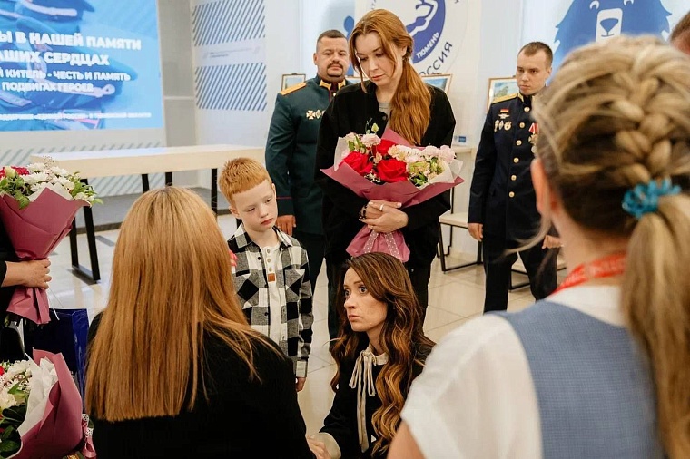 В Тюмени в семьи погибших участников СВО передали восстановленные кители