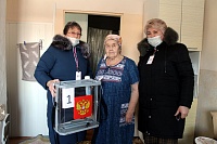 Пожилые тюменцы голосуют на выборах президента, не покидая дома