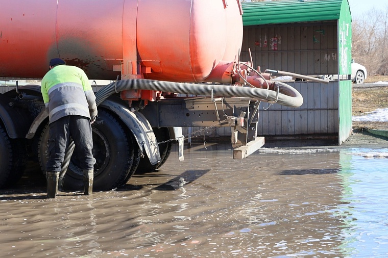За сутки с улиц Тюмени откачали более 2500 кубометров воды