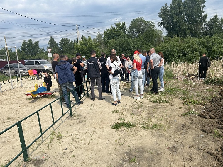 Дети из частного сектора на Лесобазе годами ходили в школу по бездорожью в темноте