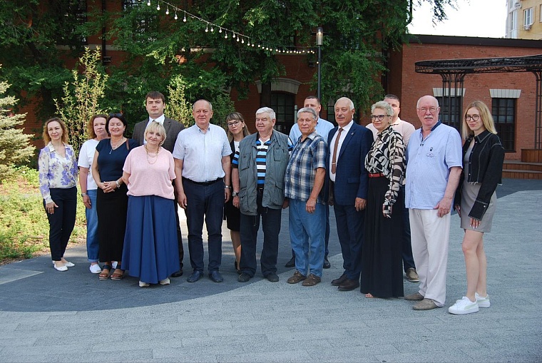 В Тюмени открылась выставка со звучным названием «Тюменцы строят Россию»