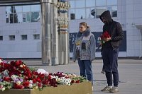 Жители Тюмени с раннего утра несут цветы и игрушки к мемориалу на Цветном бульваре