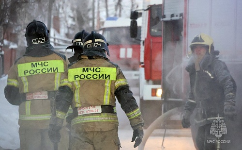 В заречной части Тюмени ликвидируют пожар в ангаре, где обрушилась крыша