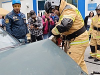 Тюменские пожарные на тревожных выездах вскрывают двери "Хулиганами"