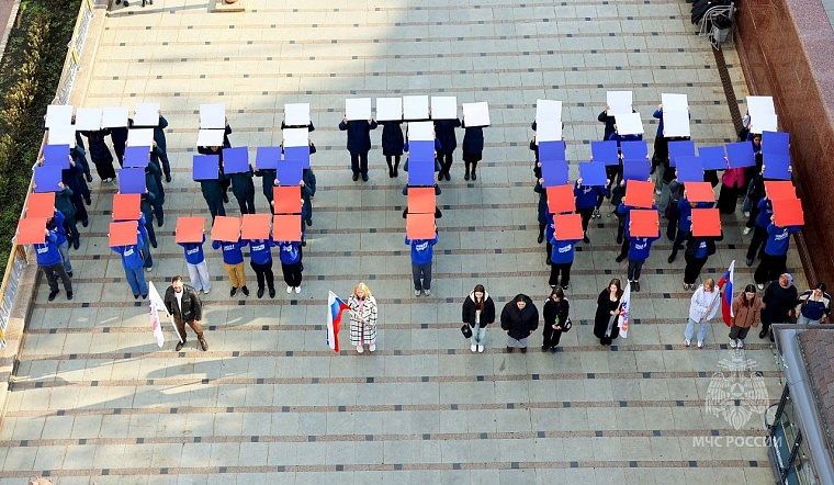 Тюменцы 7 октября выстроились в слово «ПУТИН»