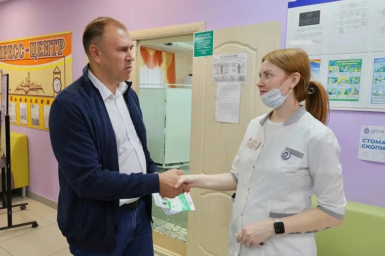 Пётр Вагин на викторине «Знай свой край!» свой подарок презентовал бабушке