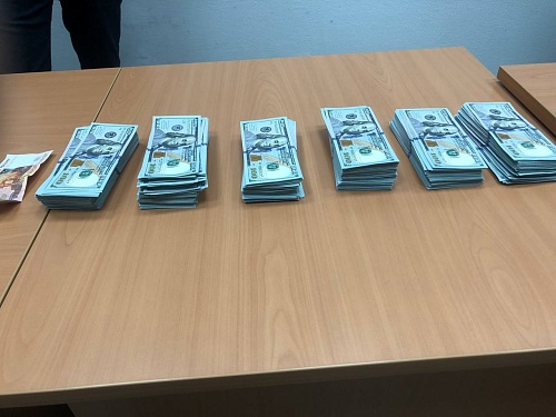 В Рощино задержали женщину, которая пыталась вывезти в Узбекистан крупную сумму в валюте без декларирования