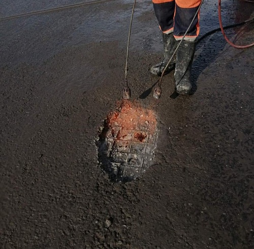 Временная мера: на путепроводе в районе Березняков выполнен ямочный ремонт дороги
