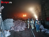 В Тюмени пожарные потушили крупное возгорание в арочном цехе на Мысу