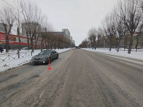 Мама с малышом перебегали 6-полосную улицу в Тюмени и попали под колеса автомобиля